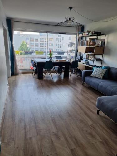 un salon avec un canapé et une table dans l'établissement Logement Grand Paris - Metro14, à Chevilly-Larue