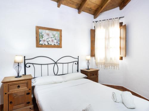 a bedroom with two beds and a window at Live Arico El Cortijo Casa Rural con Solarium y Terraza in Arico Viejo
