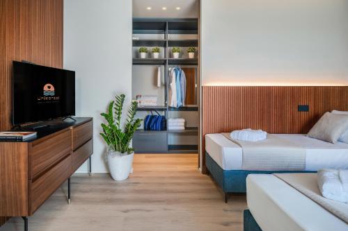A television and/or entertainment centre at Hotel Universal
