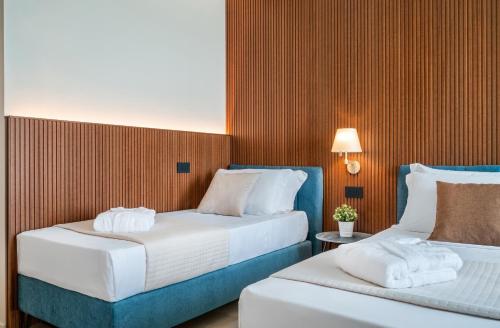two beds in a hotel room with at Hotel Universal in Cattolica