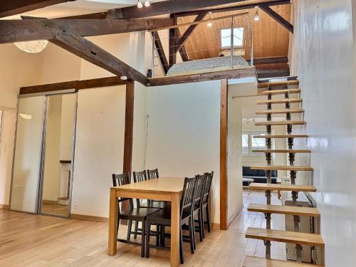 a dining room with a table and chairs and a bunk bed at WonderHost, spacieux et atypique en coeur de ville in Pau