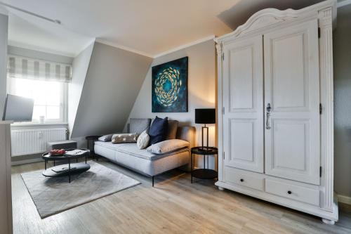 a living room with a couch and a large closet at Heefkant Haus Heefkant - Apartment 08 in Rantum