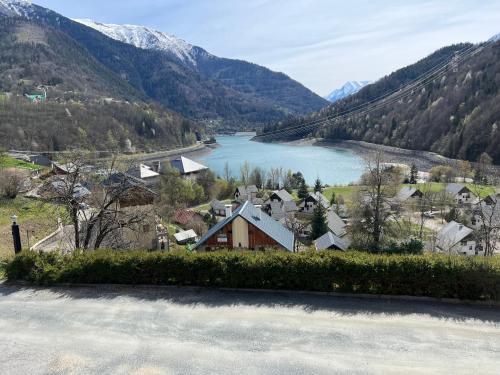 a view of a town with a lake and mountains at Appartement du Lac Le Verney in Vaujany