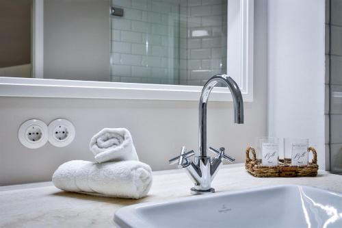 a bathroom sink with towels and a faucet at Heefkant Haus Heefkant,HK 02 in Rantum