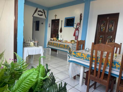 a dining room with a table and a mirror at Pousada Vilasboas in Parintins