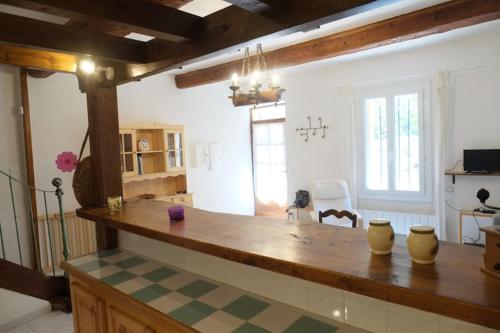 une cuisine avec un grand comptoir avec des vases dessus dans l'établissement Charmante Maison de Village dans les fenouilledes, à Cassagnes