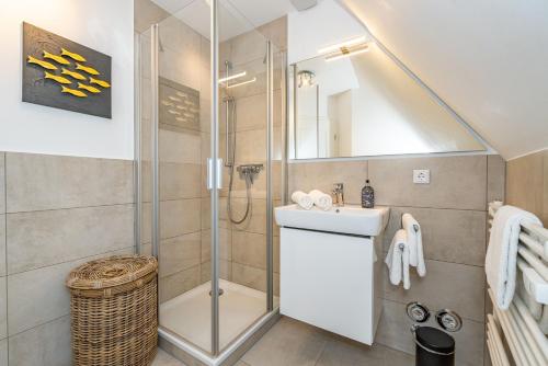 a bathroom with a shower and a sink at Söl'ring Hüs "kleiner traum rantum" in Rantum