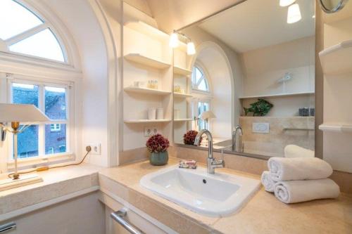 une salle de bain avec un lavabo et une grande fenêtre dans l'établissement Godewind Haus Godewind, GO01, à Rantum