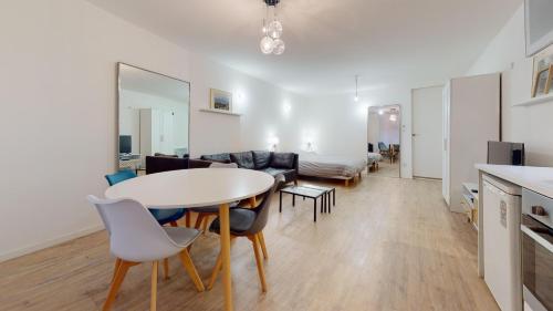 un salon avec une table et un canapé dans l'établissement Studio Vieux Lyon Saint Georges, à Lyon