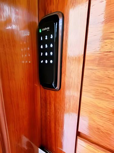 a remote control on the side of a wall at Apartamento 15 - (850 mt do Centro) - 2 Banheiros in Poços de Caldas