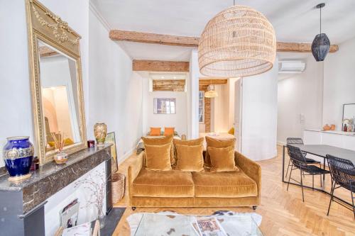 un salon avec un canapé et une cheminée dans l'établissement Chez Pauline & Simon - Appt climatisé, à Toulouse