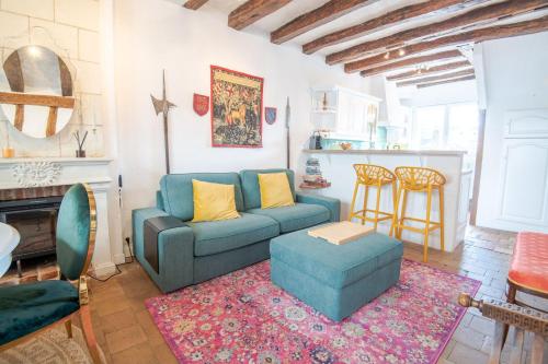 un salon avec un canapé bleu et une table dans l'établissement La Demeure Médiévale - Maison 4pers. Amboise, à Amboise