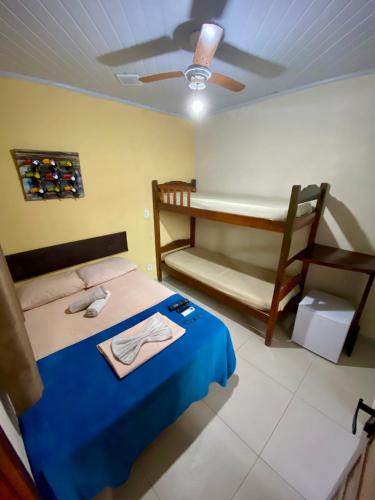 a bedroom with a bed and a bunk bed and a bunk bed at Ilha Grande Trip Economic in Abraão