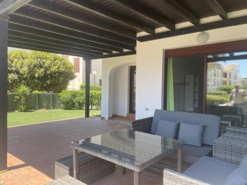 APARTAMENTO BAJO TERRAZA URBANIZACION ACCESO DiRECTO PLAYA