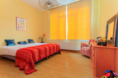 une chambre avec un lit, une fenêtre et un canapé dans l'établissement Le NID D'ORIENT, à Cherbourg en Cotentin