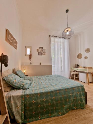 une chambre avec un lit avec une couette verte dans l'établissement Family Room, à Nice