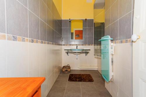 une salle de bain avec un lavabo et un miroir dans l'établissement Le NID D'ORIENT, à Cherbourg en Cotentin