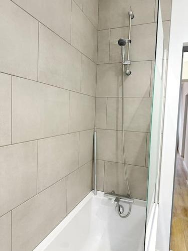 une douche avec une porte vitrée dans une salle de bain dans l'établissement RS-1 - Appartement F2 au 1er étage à Mulhouse pour 1-3 pers, à Mulhouse