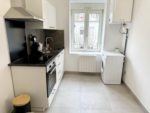 米卢斯RS-1 - Chaleureux 2 pièces au 1er étage tout équipé 1-3 pers的白色的小厨房,配有水槽和窗户