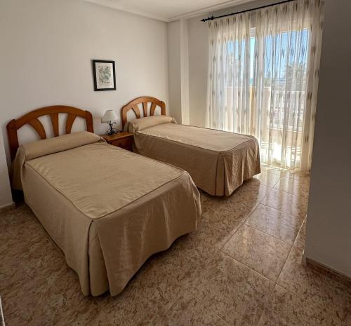 Ένα ή περισσότερα κρεβάτια σε δωμάτιο στο Puerto Playa 2H La Manga By WATERMELON