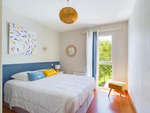 une chambre avec un grand lit et une fenêtre dans l'établissement Maison pour 7, piscine collective, 2km de la plage, à Les Sables-dʼOlonne