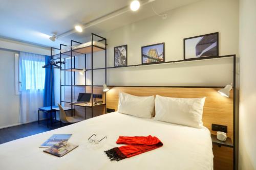 ibis Lorient Centre Gareにあるベッド