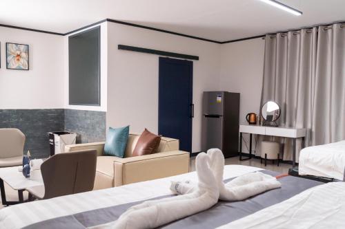 En eller flere senge i et værelse på Sh Pool Villa Resorts