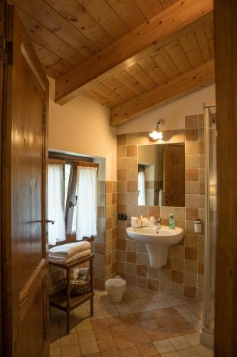 a bathroom with a sink and a mirror at Agriturismo Corte Morandini in Valeggio sul Mincio