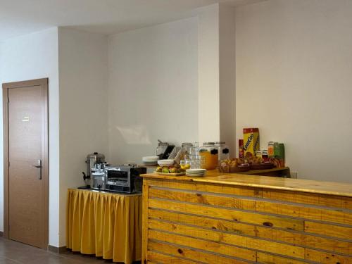 kuchnia z drewnianą komodą i blatem w obiekcie Casa Balea w mieście Balea