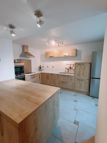 une cuisine avec un comptoir en bois dans une pièce dans l'établissement La Meynaude, Maison de campagne, à Saint-Andiol