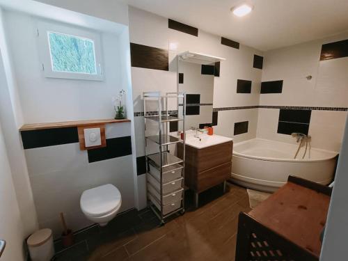une salle de bain avec une baignoire, un lavabo et des toilettes dans l'établissement La Meynaude, Maison de campagne, à Saint-Andiol
