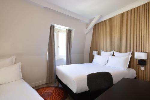 Ein Bett oder Betten in einem Zimmer der Unterkunft Hotel Korner Montparnasse