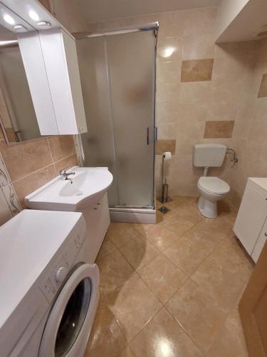 Bilik mandi di Apartments Palit