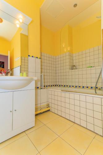 une salle de bain avec un lavabo, une douche et un miroir dans l'établissement UN AIR D'ASIE, à Cherbourg en Cotentin