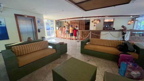 a living room with two couches and a group of people at Gran Solare Flat Residence - Mandacaru 505 in Barreirinhas
