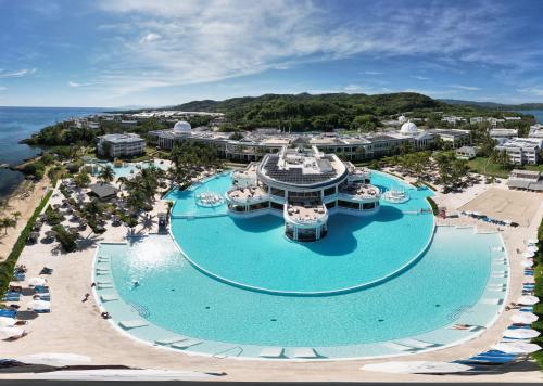 Bazén v ubytování The Signature Level at Grand Palladium Lady Hamilton Resort & Spa- All Inclusive nebo v jeho okolí