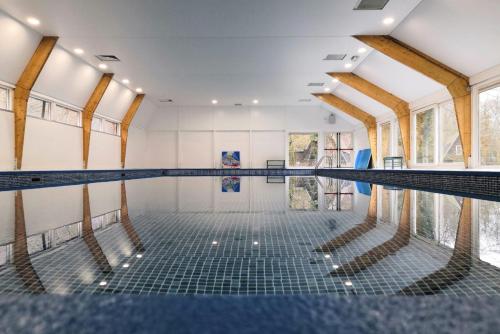 an indoor swimming pool with a swimming floor at Chalet 23 in Durbuy
