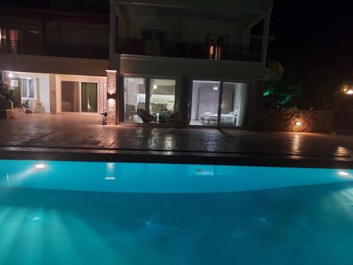 Πισίνα στο ή κοντά στο Luxury Arartments Tzemi