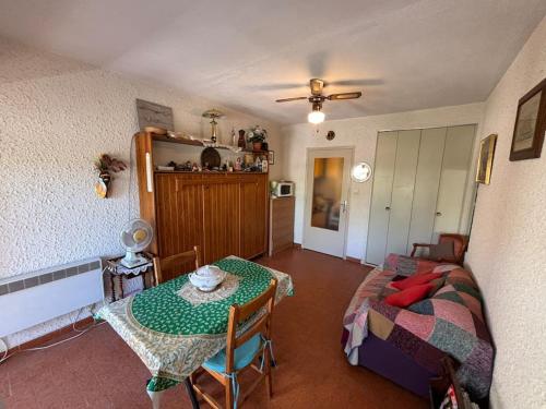 un salon avec une table et un lit dans l'établissement Studio plage de Sainte Asile, à Saint-Mandrier-sur-Mer