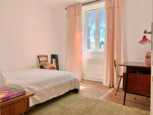 Postel nebo postele na pokoji v ubytování MAISON DE CAMPAGNE - Calme & Confort - Jardin Barbecue - Parking et Wifi Gratuit - ESPACE ET DETENTE - Idéal FAMILLE