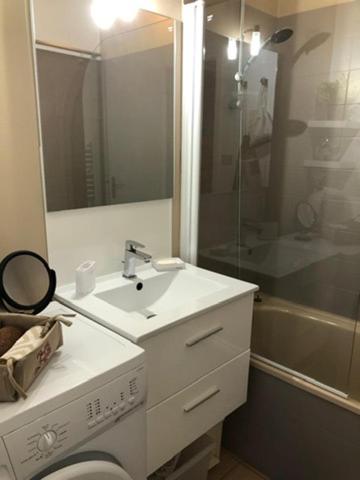 une salle de bain avec un lavabo, une douche et des toilettes dans l'établissement Calme,mer, nature, à Bormes-les-Mimosas