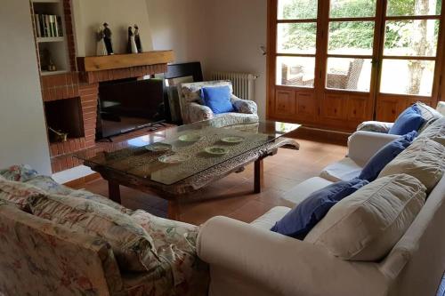 a living room with two couches and a coffee table at Casa Julián in Las Navas del Marqués