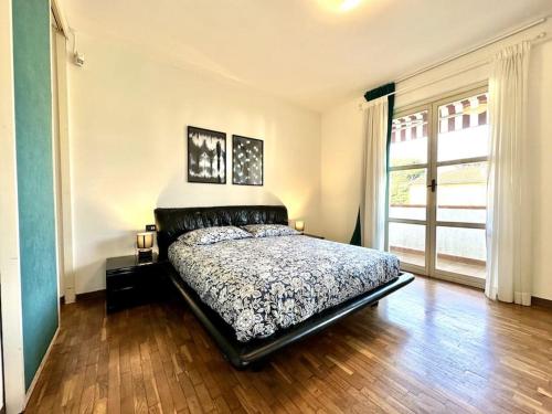 Ένα ή περισσότερα κρεβάτια σε δωμάτιο στο Golden Luxe - Villa private garden next the Sea