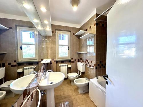 Ένα μπάνιο στο Golden Luxe - Villa private garden next the Sea