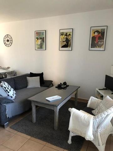 un salon avec un canapé et une table dans l'établissement Calme,mer, nature, à Bormes-les-Mimosas