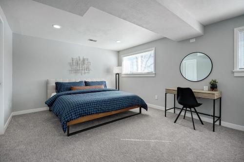 Ένα ή περισσότερα κρεβάτια σε δωμάτιο στο Serene 4-Bedroom Getaway in Arvada! Pet-friendly!