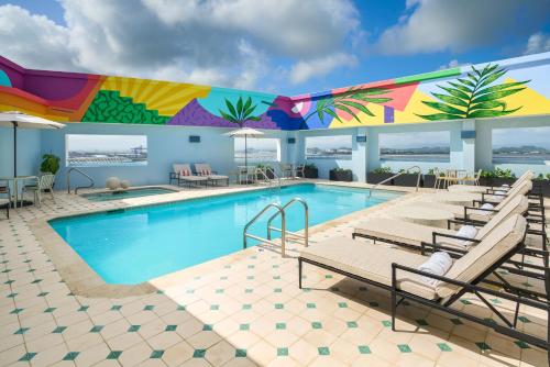 Bazén v ubytování Hotel Rumbao, a Tribute Portfolio Hotel nebo v jeho okolí