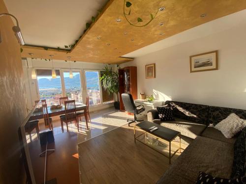 Step 2 Sky tesisinde bir oturma alanı