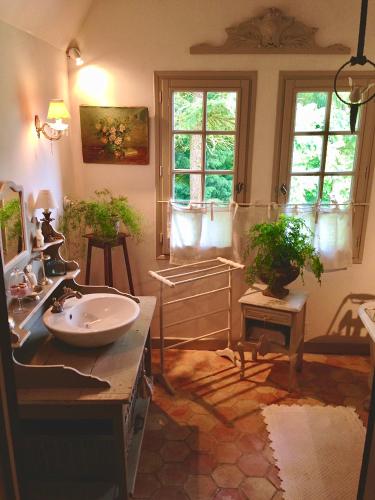 une salle de bain avec un lavabo et un miroir dans l'établissement Maison de charme en Normandie à 5 mn de la mer, à Villers-sur-Mer