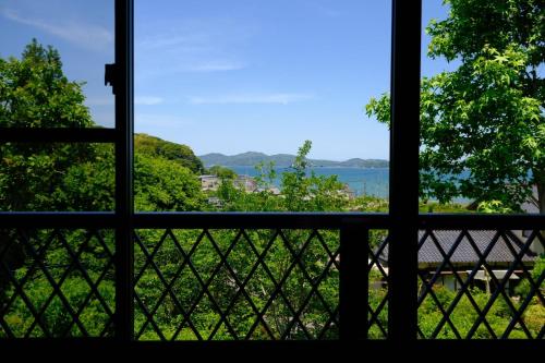 a view of the water from a window at 伊都山海渓 in Itoshima
